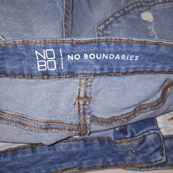 No boundaries distressed raw hem jean shorts size 11 - Picture 4 of 5